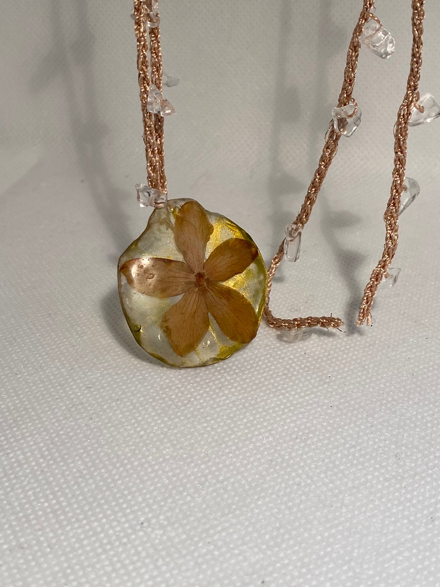 Collar flor dorada