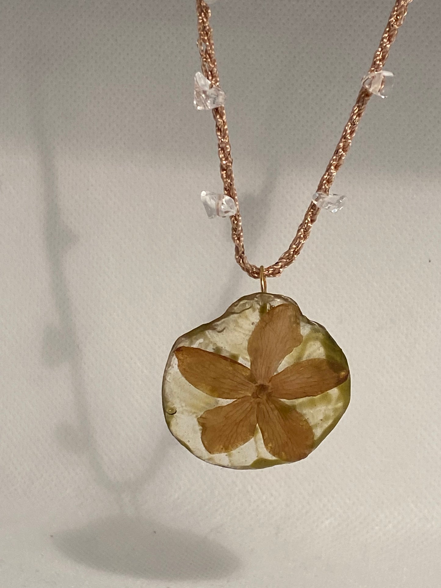 Collar flor dorada