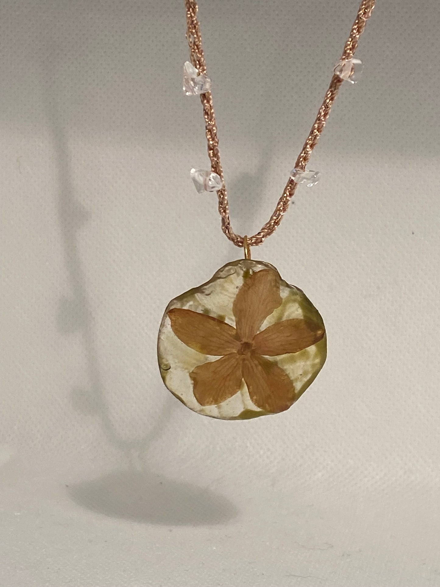 Collar flor dorada