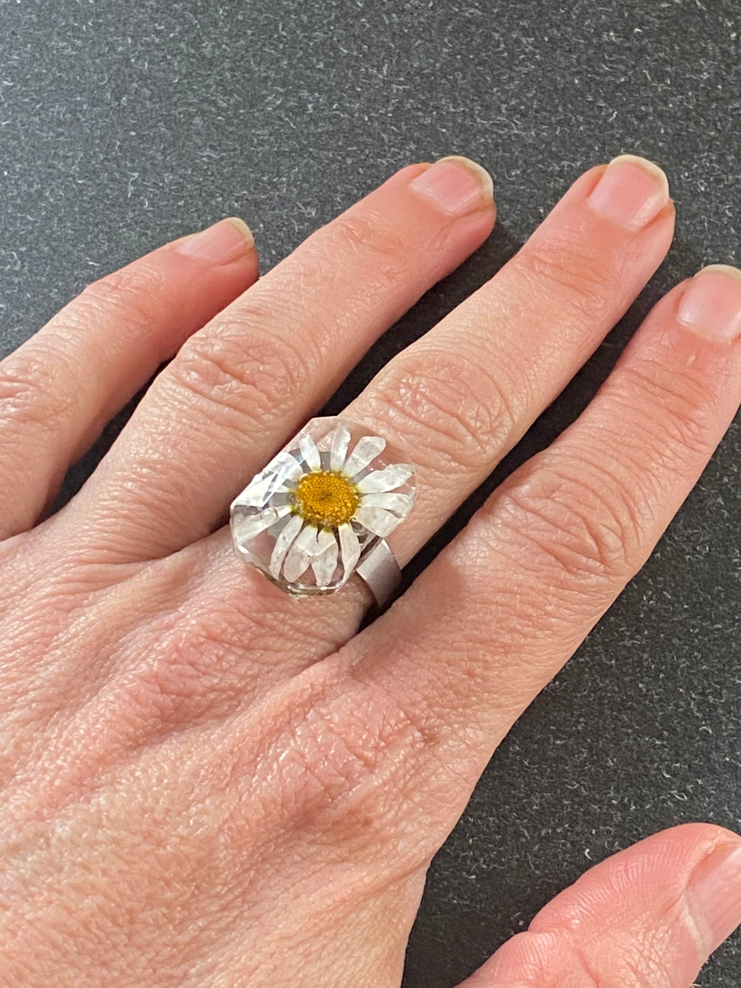 Anillo flor de manzanilla