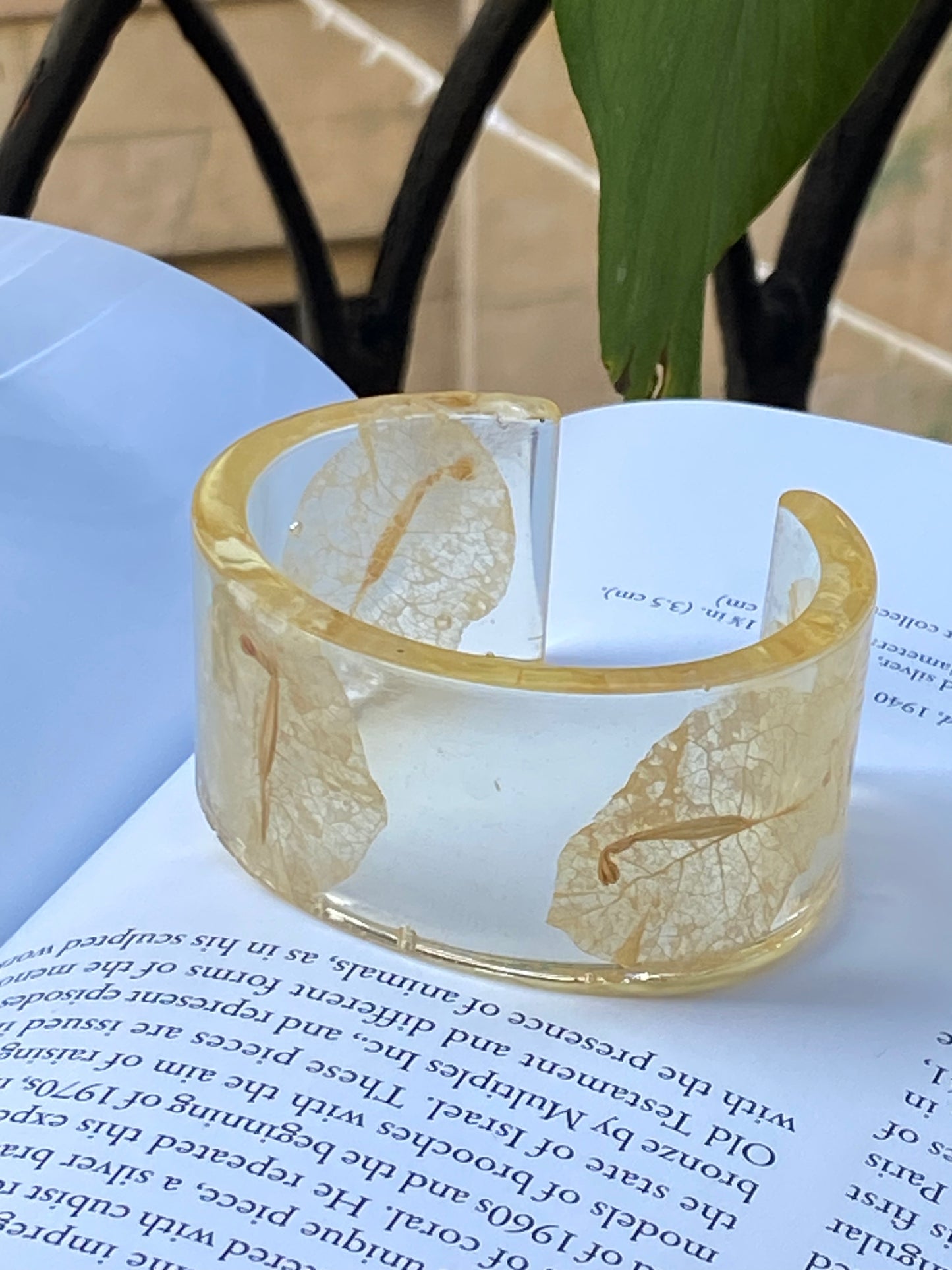 Brazalete de bugambilias blancas de Córdoba.