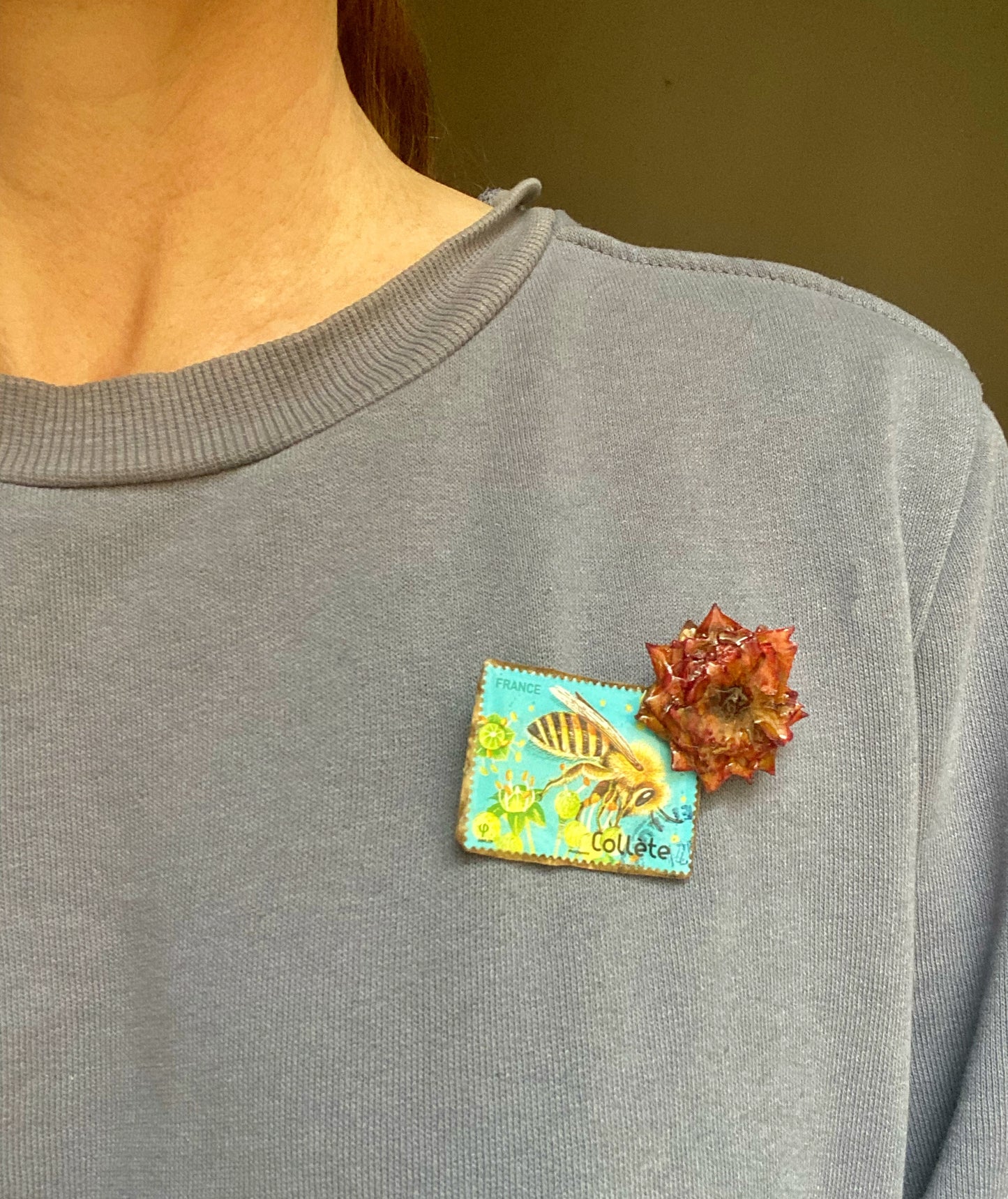 Broche rosa mini y sello postal de abeja.