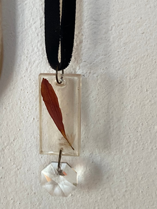 Colgante atrapa sueños y pétalo