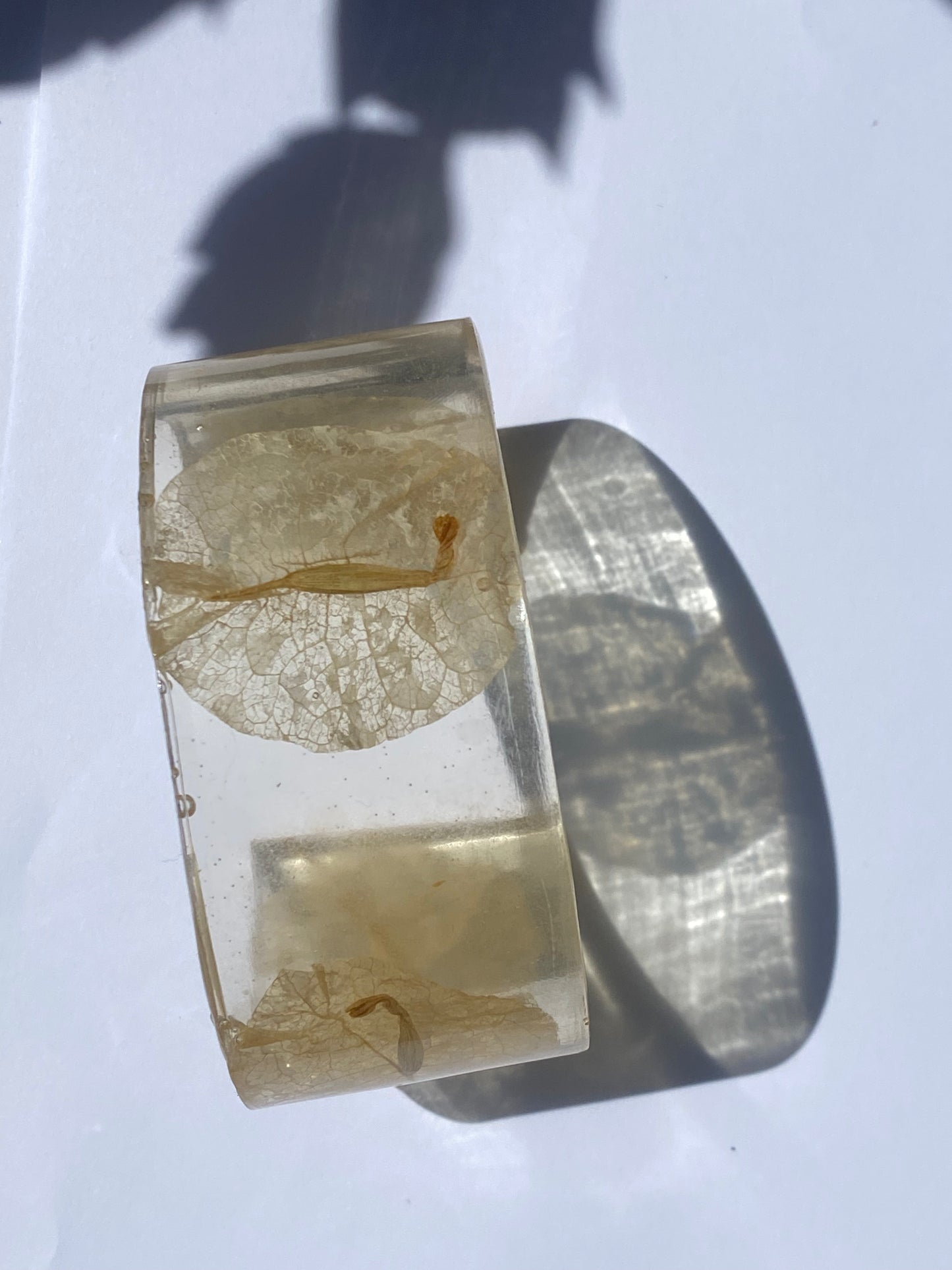 Brazalete de bugambilias blancas de Córdoba.