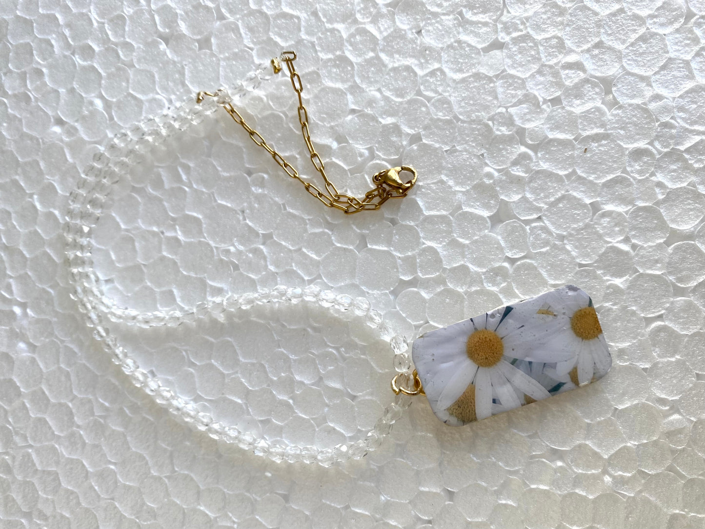 Necklace of crystals, happiness and daisies 