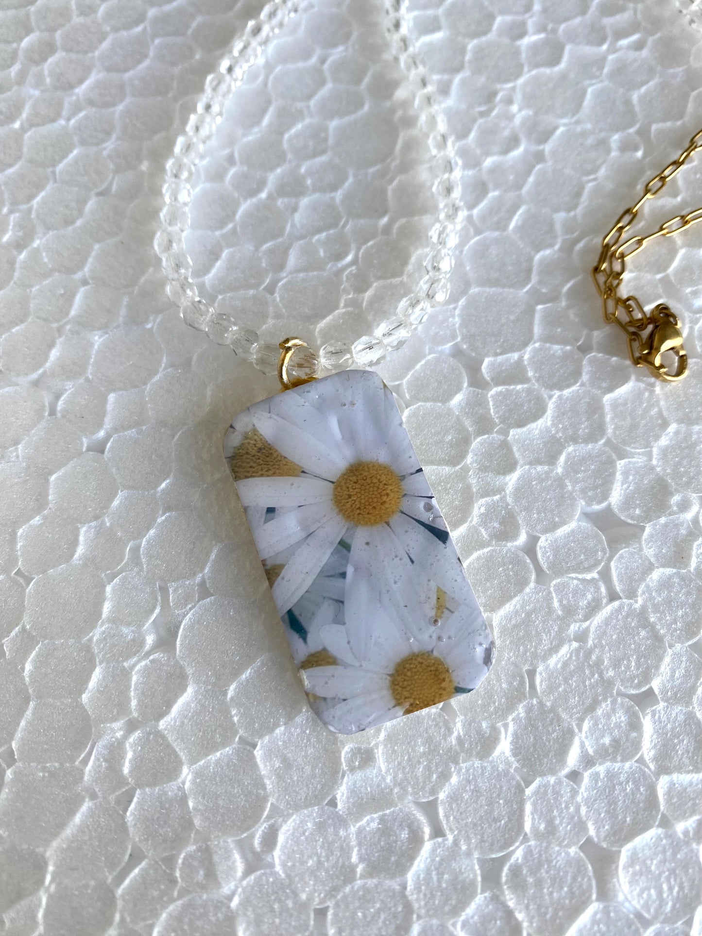 Necklace of crystals, happiness and daisies 