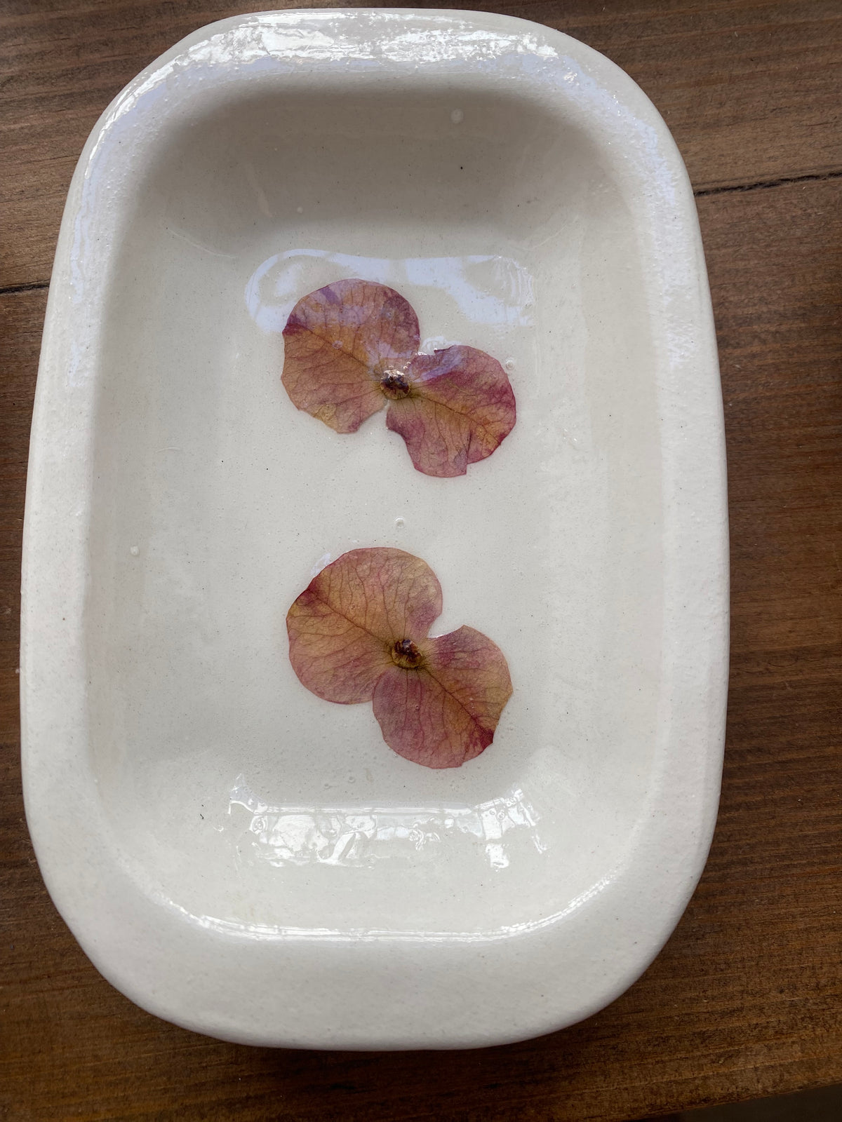 Bandeja cerámica y flores