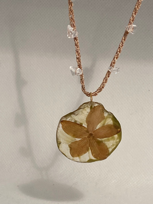 Collar flor dorada