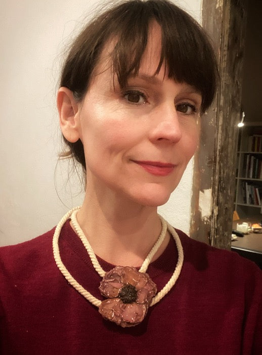 Collar Rosa y cuerda marienra 
